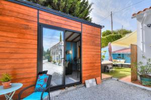 Το κτήριο όπου στεγάζεται  the country house