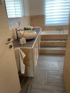 bagno con lavandino e vasca di Moderne Wohnung mit Stil a Grossgerungs