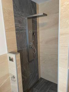 um chuveiro com uma porta de vidro na casa de banho em Moderne Wohnung mit Stil em Grossgerungs