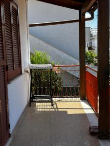 uma porta aberta para uma varanda com um portão em Cellole Home em Cellole