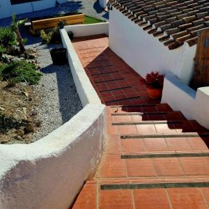ceglany chodnik obok domu ze schodami w obiekcie Cortijo naturista con vistas-clothing optional w mieście Oria