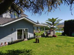 una casa con un patio con un patio en Hermosa Casa en Lago Rapel, en Las Cabras