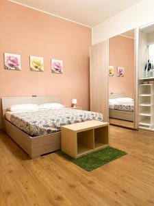 サレルノにあるBed And Salerno - Largo Campo - Appartamentoのベッドルーム(ベッド1台、鏡付)