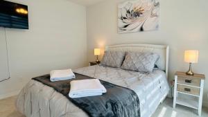 The Salt Life Get Away - Cape Coral, Florida في كيب كورال: غرفة نوم بها سرير عليه منشفتان +25 صورة