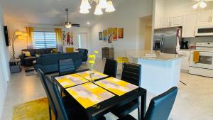 cocina y sala de estar con mesa y sillas en The Salt Life Get Away - Cape Coral, Florida en Cape Coral