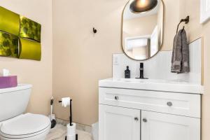 un bagno con un lavandino bianco e uno specchio di New! Luxury 1BR Flat near Downtown Mount Clemens a Mount Clemens Altre 14 foto