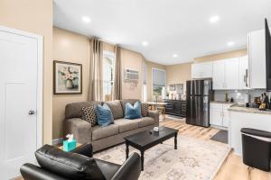 ein Wohnzimmer mit einem Sofa und einer Küche in der Unterkunft New! Luxury 1BR Flat near Downtown Mount Clemens in Mount Clemens