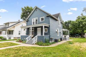 una casa blu con una casa bianca di New! Luxury 1BR Flat near Downtown Mount Clemens a Mount Clemens