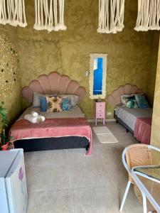 um quarto com duas camas num quarto em Gruta da Sereia Suítes Ubatuba em Ubatuba