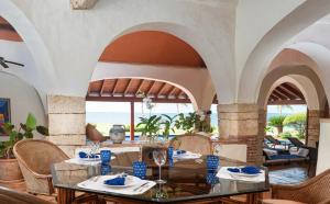 uma sala de jantar com mesa e cadeiras em Sunny Vacation Villa No 64 em San Rafael del Yuma