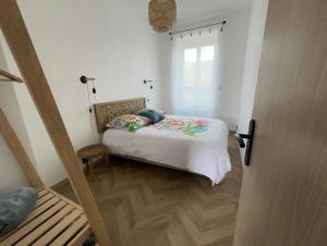 - une petite chambre avec un lit et une fenêtre dans l'établissement Carnot place, à Bourgoin-Jallieu
