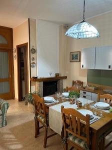 comedor con mesa con sillas y cocina en Filly House, en Poggiardo
