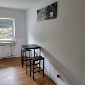 Pokój z dwoma stołami i zdjęciem na ścianie w obiekcie Schöne, gemütliche möblierte 2 Zi Wohnung in RGB w Ratyzbonie