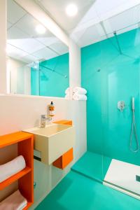 bagno con lavandino e doccia di Hermitage Resort & Thermal Spa a Ischia