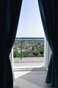 una camera con una grande finestra con vista di Balcone in Valle d'Itria a Martina Franca