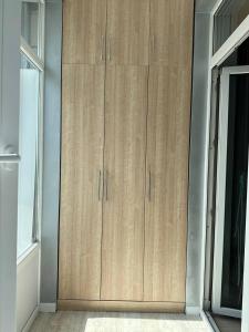 un gran armario de madera en una habitación con ventana en Стильная квартира в ЖК бизнес класса AVENUE 5 en Astaná