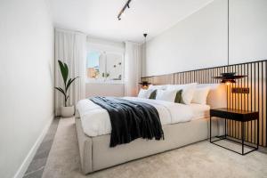 Un dormitorio con una cama grande y una ventana en Super Stylish Apartment in Fantastic Location, en Marbella
