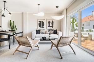 sala de estar con sofá, mesa y sillas en Super Stylish Apartment in Fantastic Location, en Marbella