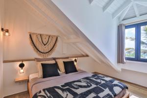 a bedroom with a bed and a window at New Duplex Fidji in Orient Bay +17 photos