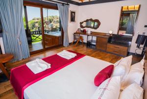 A bed or beds in a room at Porto Amore Club Hotel