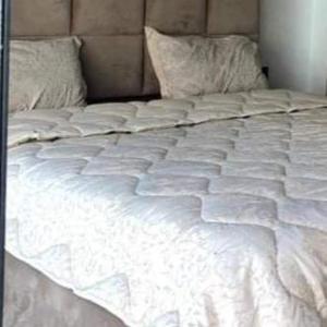 En eller flere senge i et værelse på Appartement de luxe