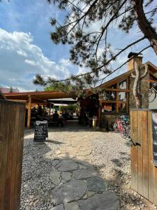 un bâtiment avec un panneau devant lui dans l'établissement Penzion Kolnička, à Luka nad Jihlavou