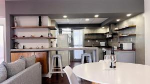 门多萨Dúplex Mendoza con cochera techada的厨房兼餐厅，配有桌椅