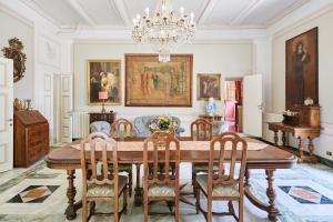 uma sala de jantar com mesa e cadeiras em Villa Augusto em Cortona