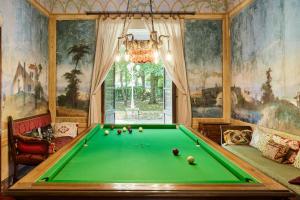 - un salon avec un billard dans l'établissement Villa Augusto, à Cortone