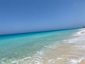 een uitzicht op een strand met de oceaan bij Summer vacation flat in Dawwār Ruḩayyim