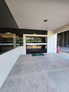 una grande camera con un grande pavimento piastrellato in un edificio di HOTEL CAMPO GRANDE a Campo Grande