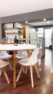 a dining room with a table and chairs and a kitchen at Dúplex Mendoza con chochera techada in Mendoza