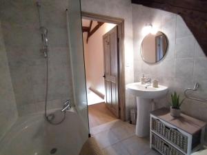 Ванная комната в Domaine des Cerisiers * Campagne * Parking privé * Proche piste cyclable