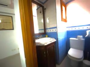 ポルト・ダ・ポリェンサにあるPuerto de Pollensa cat Villasのバスルーム(トイレ、洗面台、鏡付)