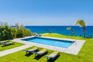 Bazén v ubytování Villa Beach Heaven nebo v jeho okolí