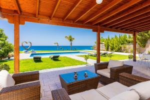 Bazén v ubytování Villa Beach Heaven nebo v jeho okolí