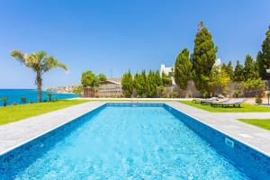 Bazén v ubytování Villa Beach Heaven nebo v jeho okolí