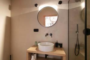 een badkamer met een wastafel en een spiegel aan de muur bij Penzion Kolnička in Luka nad Jihlavou