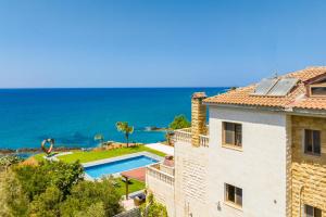 Bazén v ubytování Villa Beach Heaven nebo v jeho okolí
