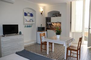 sala de estar con mesa y cocina en Casa Santa Caterina en Massafra