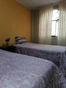 1 Schlafzimmer mit 2 Betten und einem Fenster in der Unterkunft SAN PAOLY. in Trujillo