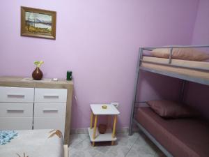 ein Schlafzimmer mit einem Etagenbett und einem kleinen Tisch in der Unterkunft Orkiton House in Durrës