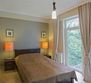 Una cama o camas en una habitación de TiflisLux Apartment