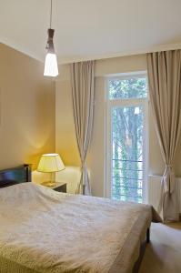Una cama o camas en una habitación de TiflisLux Apartment