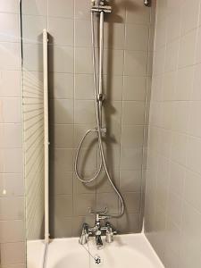 eine Dusche im Bad mit Waschbecken in der Unterkunft 42i Premium rooms London exactly like the photos in London