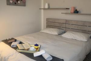 1 dormitorio con 2 camas, libros y toallas en Casa Santa Caterina en Massafra