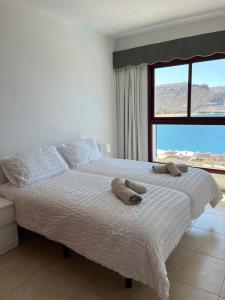 A bed or beds in a room at Ocean View Su Eminencia