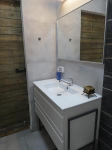 y baño con lavabo y espejo. en The Ultimate Stay, en Ginton