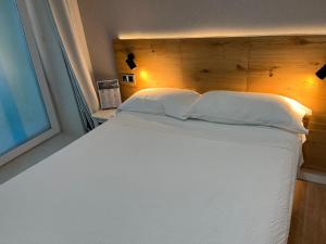 Rúm í herbergi á Pensión Itxasoa