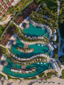 uma vista superior de uma piscina num resort em Grand Velas Los Cabos Luxury All Inclusive em Cabo San Lucas